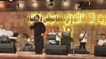 <p>انطلاقاً من الأحداث الفنية والاجتماعية، إليك صياغة جذابة مناسبة لظهور في Google Discover مع الحفاظ على الكلمة المفتاحية:</p>
<p><strong>جمهور القلعة يحيي حفل مصطفى حجاج بـ”خطوة” و”100 وش”.. تفاعل لا يُفوت اليوم</strong></p>